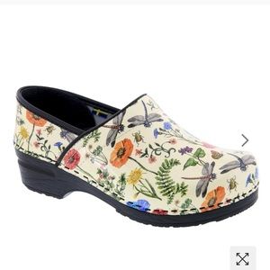 Bjork clog dahlia patent leather